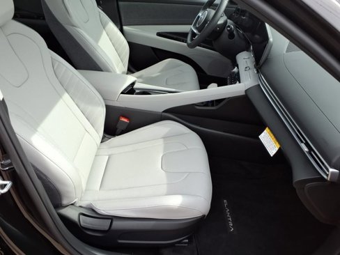 Used 2023 Hyundai Elantra Limited image 19