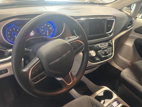 Used 2020 Chrysler Voyager L image 6
