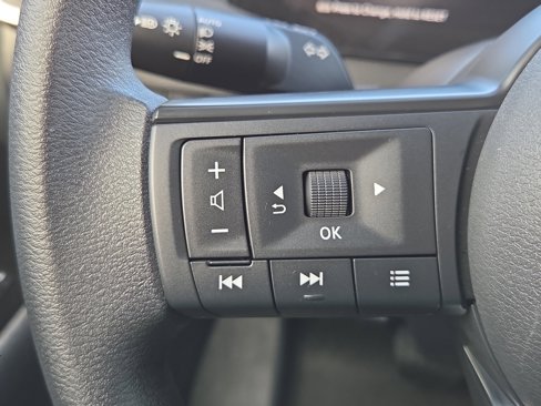 Used 2025 Nissan Kicks SV image 11