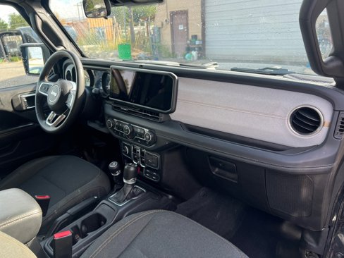 Used 2024 Jeep Wrangler Sahara image 16