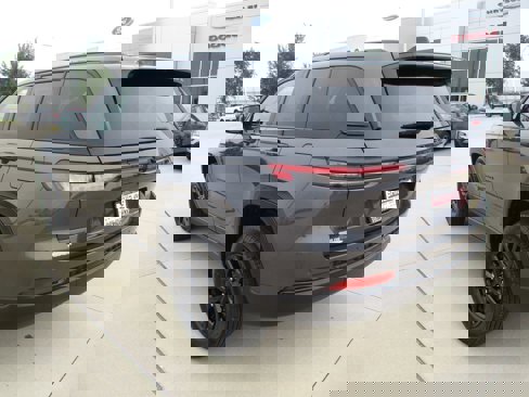New 2025 Jeep Grand Cherokee Altitude image 4