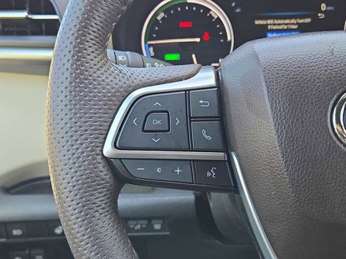 Used 2024 Toyota Sienna Platinum image 25