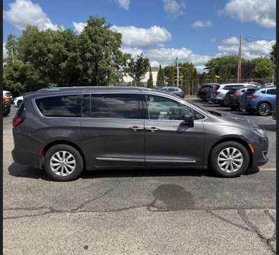 Used 2019 Chrysler Pacifica Touring-L image 3