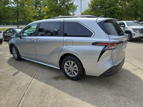 Certified 2025 Toyota Sienna LE image 3