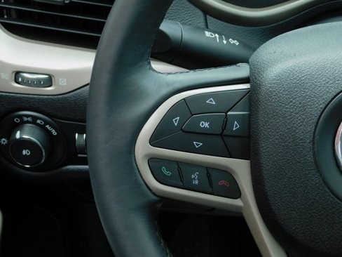 Used 2017 Jeep Cherokee Limited image 18