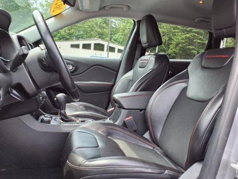 Used 2021 Jeep Cherokee Trailhawk image 7