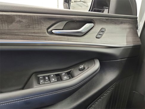 Used 2025 Jeep Grand Cherokee L Limited w/ Luxury Tech Group II image 29