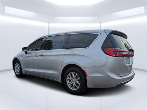 Used 2024 Chrysler Pacifica Touring-L image 5
