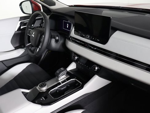 New 2025 Mitsubishi Outlander SE image 32