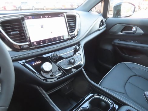 New 2026 Chrysler Pacifica Limited image 35