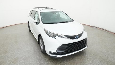 New 2025 Toyota Sienna XLE image 17