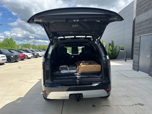 New 2024 Land Rover Discovery Dynamic SE image 9