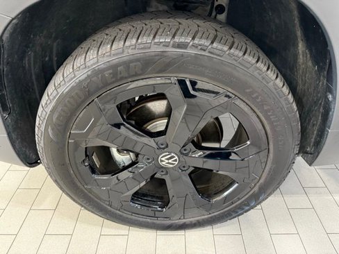 Certified 2025 Volkswagen Taos SE image 30