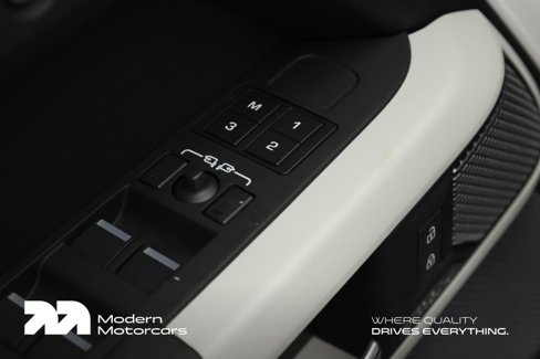 Used 2024 Land Rover Defender 110 X-Dynamic SE image 17