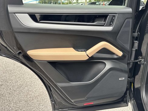 Certified 2024 Porsche Cayenne Coupe image 13