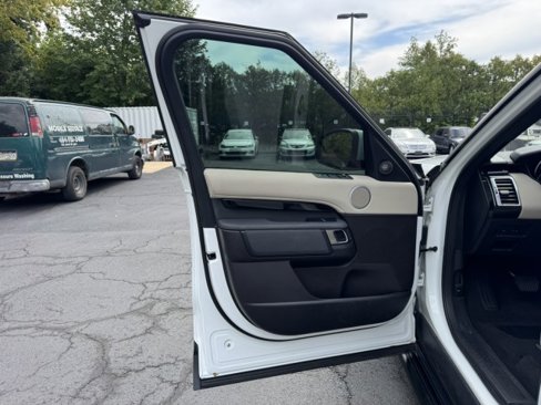 Used 2019 Land Rover Discovery SE image 19