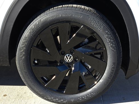 New 2025 Volkswagen Atlas Cross Sport SE image 7
