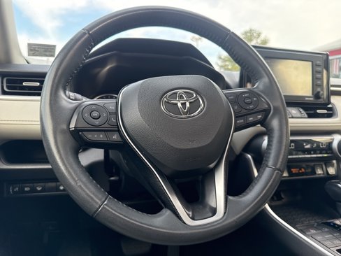 Used 2021 Toyota RAV4 XLE Premium image 32