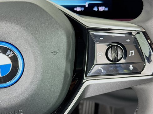Used 2025 BMW i5 eDrive40i image 14