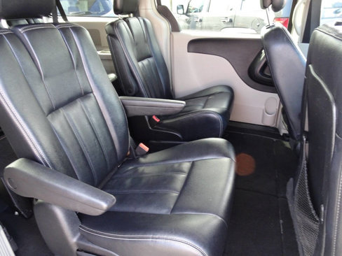 Used 2016 Chrysler Town & Country Touring image 14