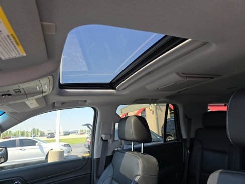 Used 2018 GMC Yukon SLT w/ Premium Edition image 2