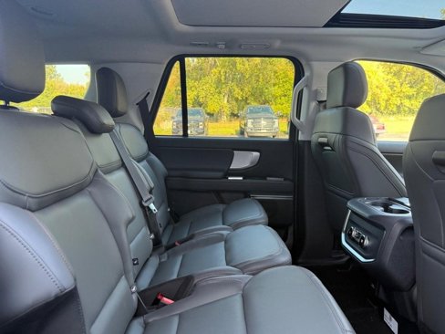 New 2025 Ford Expedition Active image 5