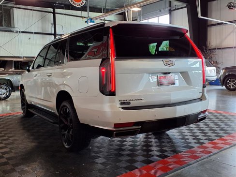 Used 2023 Cadillac Escalade ESV Premium Luxury image 4