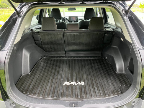 Used 2022 Toyota RAV4 LE image 10