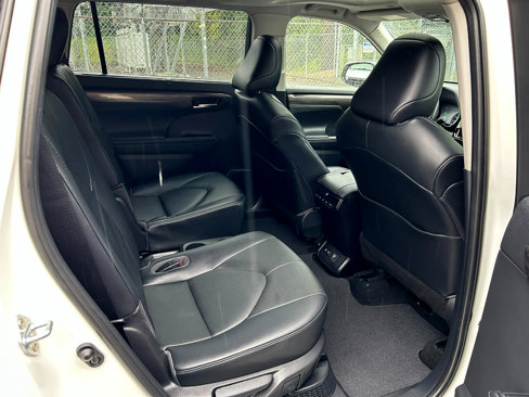 Used 2020 Toyota Highlander Limited image 16
