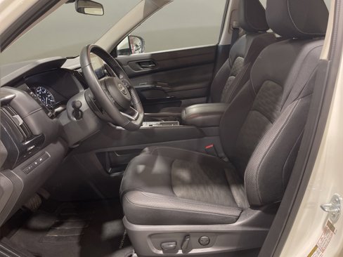 Used 2025 Nissan Pathfinder SV image 9