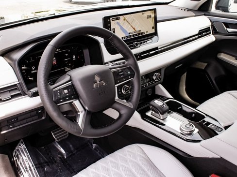 New 2025 Mitsubishi Outlander AWD image 16