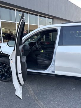 Used 2024 Chevrolet Traverse RS image 31