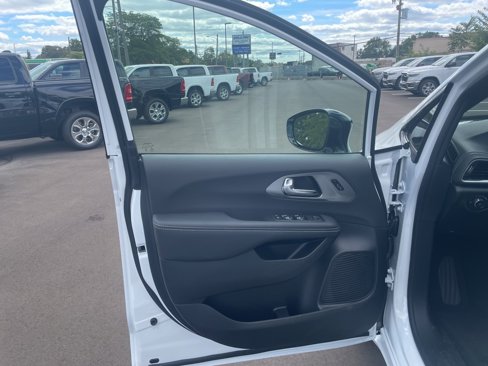 New 2026 Chrysler Pacifica Select image 11