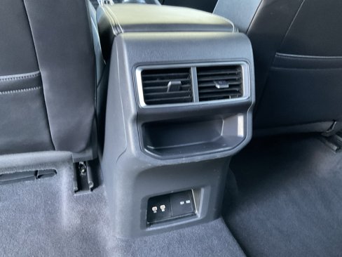 Used 2024 Volkswagen Atlas Cross Sport SE image 33