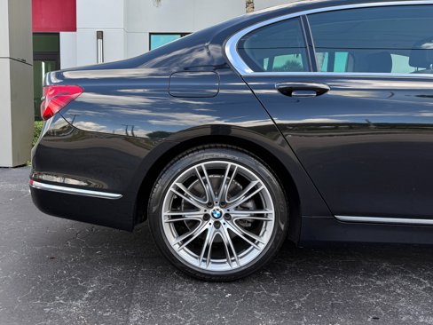 Used 2019 BMW 750i w/ Executive Package image 7