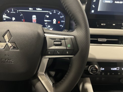New 2025 Mitsubishi Outlander SE image 19