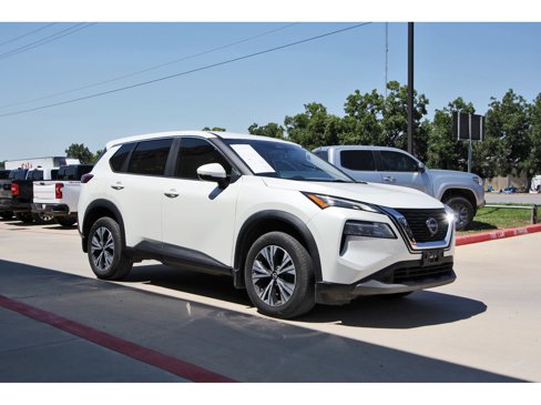 Used 2023 Nissan Rogue SV image 2