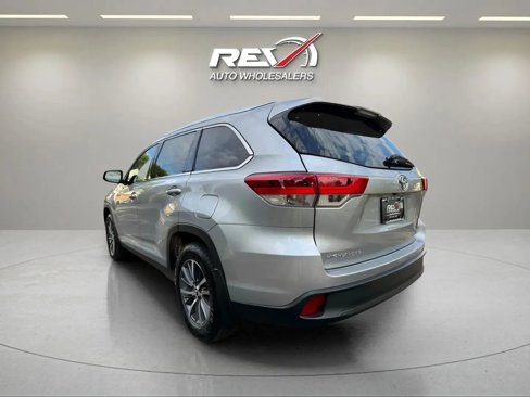 Used 2019 Toyota Highlander XLE image 3