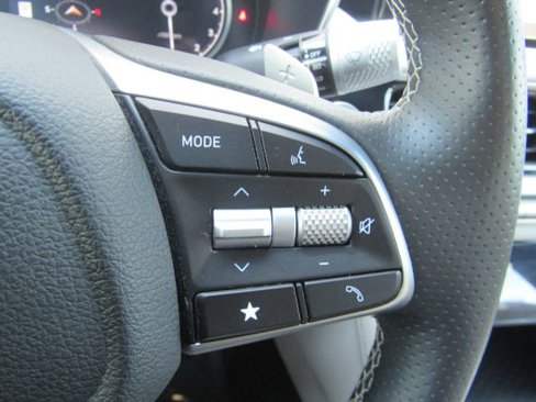 Used 2025 Genesis G70 2.5T image 37