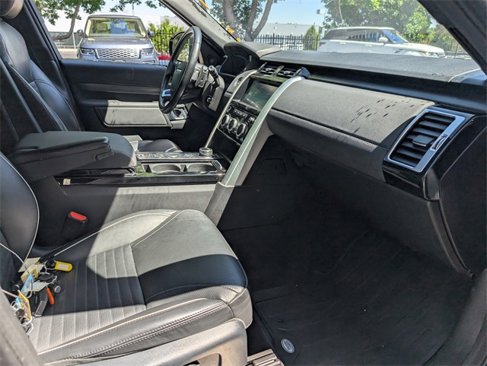 Used 2020 Land Rover Discovery HSE image 11