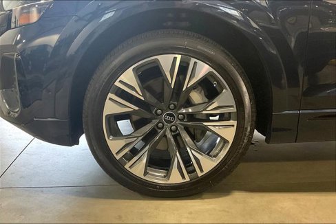 Certified 2025 Audi Q8 Premium image 9