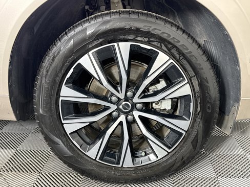 Used 2025 Volvo XC60 B5 Plus image 31