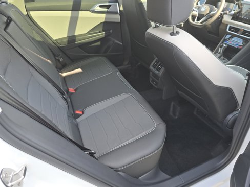 New 2025 Volkswagen Taos SE image 16