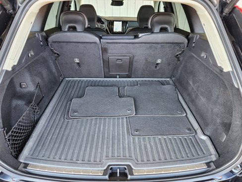 Used 2022 Volvo XC60 B5 Momentum image 10