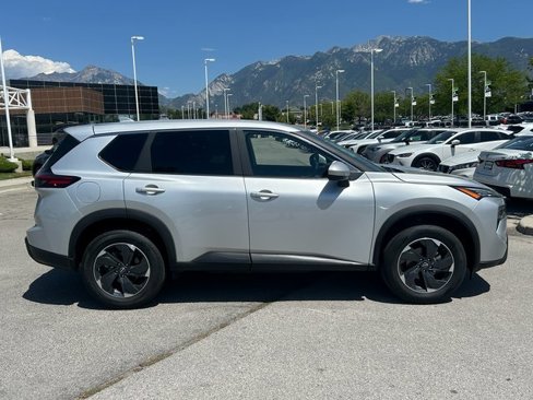 Used 2025 Nissan Rogue SV image 2