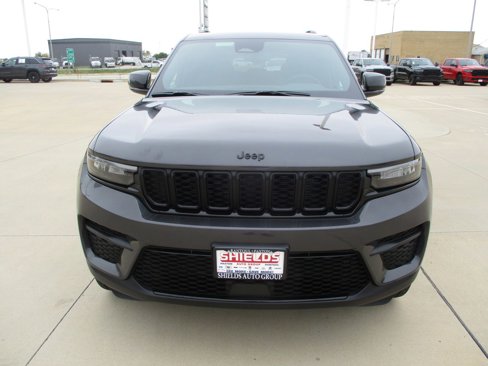 New 2025 Jeep Grand Cherokee Altitude image 9