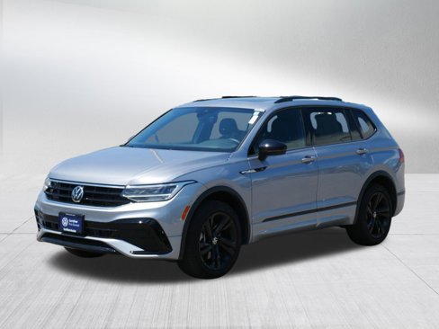 Certified 2024 Volkswagen Tiguan SE R-Line image 3