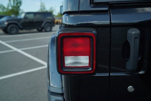 Used 2020 Jeep Wrangler Unlimited Sahara image 36