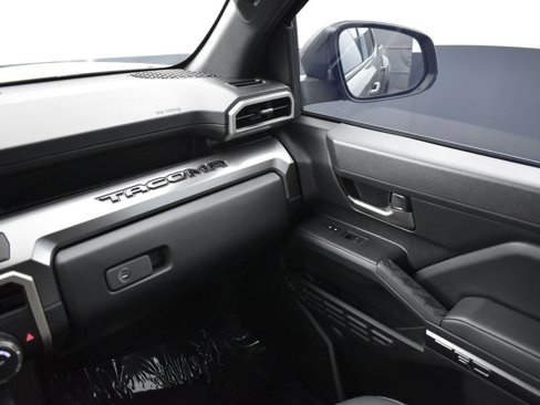 Used 2025 Toyota Tacoma TRD Off-Road image 15