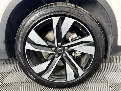 Used 2025 Volvo XC40 B5 Plus image 30